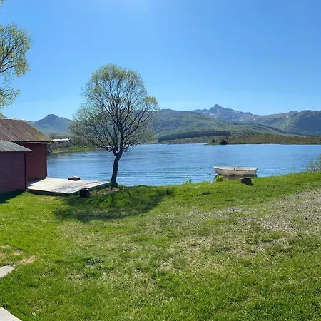 Waterfront Mountain View Lofoten Holiday home Liland (Lofoten)
