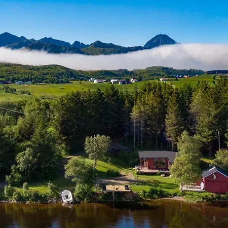 Waterfront Mountain View Lofoten Holiday home *