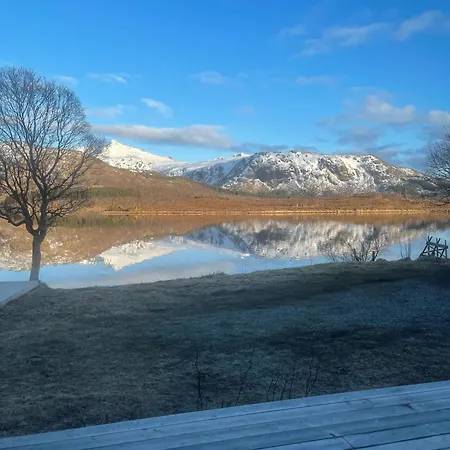 Nyaraló Waterfront Mountain View Lofoten