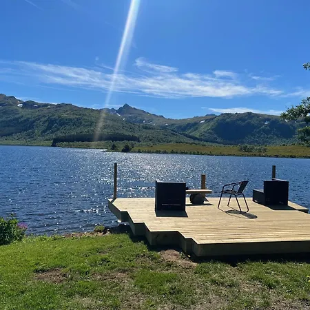 Nyaraló Waterfront Mountain View Lofoten